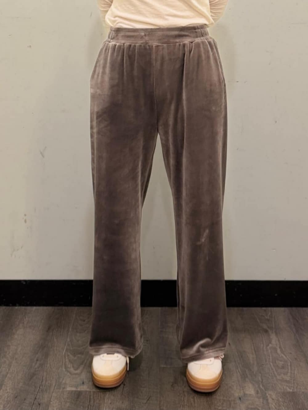 ホワイト系のTシャツ/カットソー、レッド系のニット/セーター、ベージュ系のシャツ/ブラウスを着用したレディースの冬コーディネートの7枚目の写真