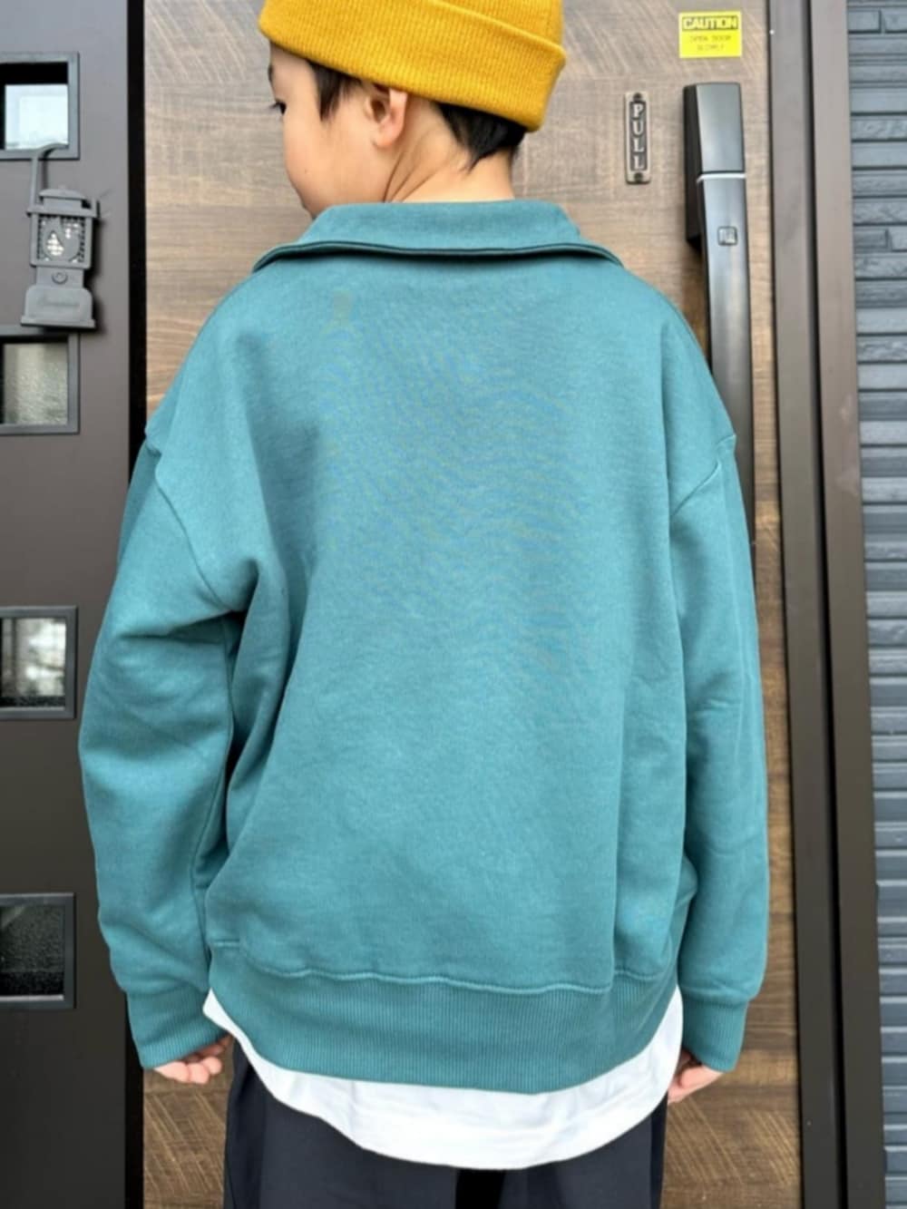 ブラック系のシャツ/ブラウス、ホワイト系のTシャツ/カットソー、グリーン系のスウェットを着用したキッズの冬コーディネートの5枚目の写真