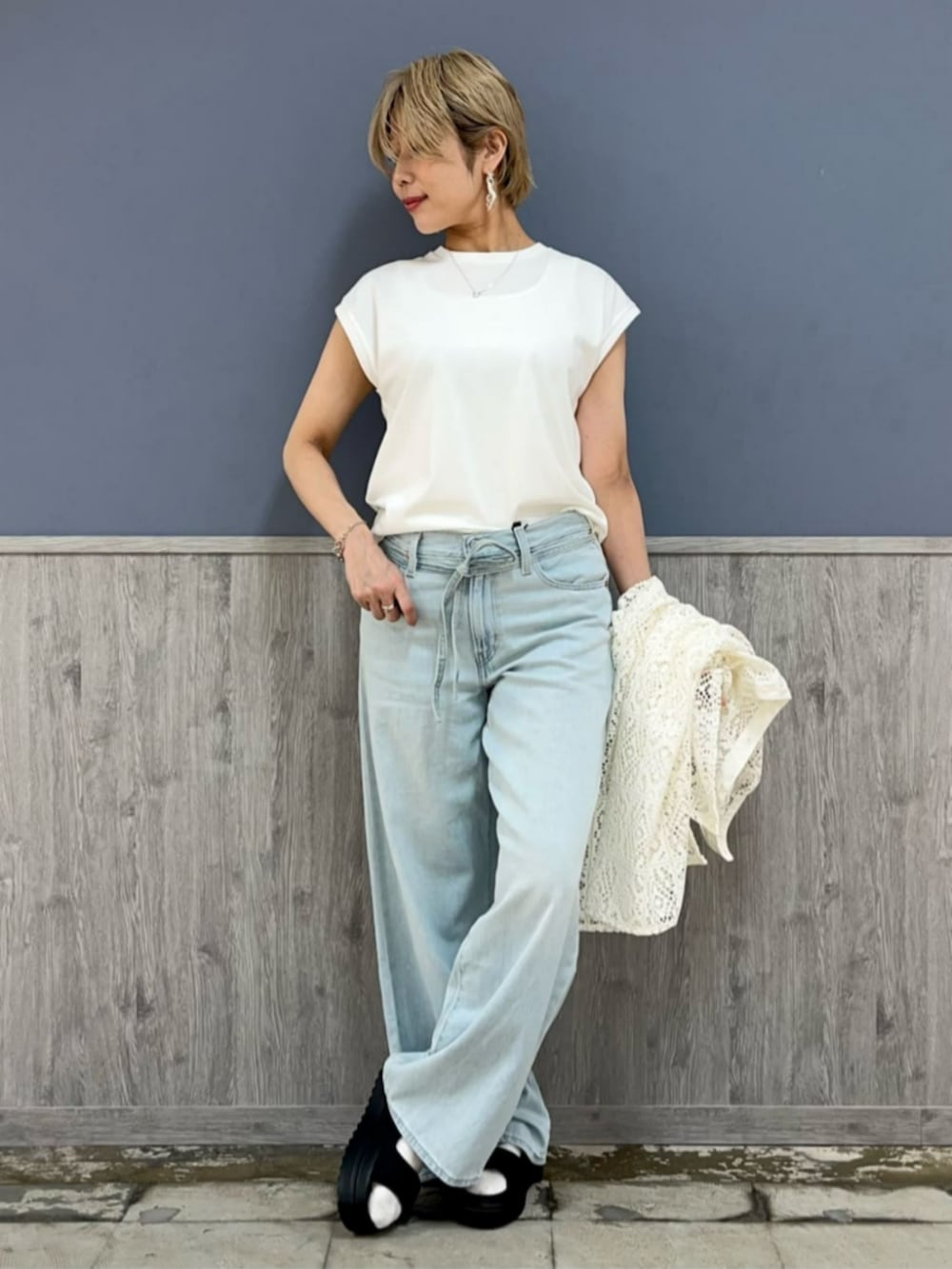 「夏コーデ、ジーンズ、ワイドパンツ、無地T、ブラウス、涼しい、透け感、デニムパンツ、デニム、40代ファッション、お出かけコーデ、Levi's、HONEYSUCKLE ROSE」｜「Right-onの【HONEYSUCKLE ROSE】ＰＵミニショルダー（ショルダーバッグ、シルバー系）」を使った、Rightonさん（レディース・163cm）の夏コーディネートの3枚目の写真