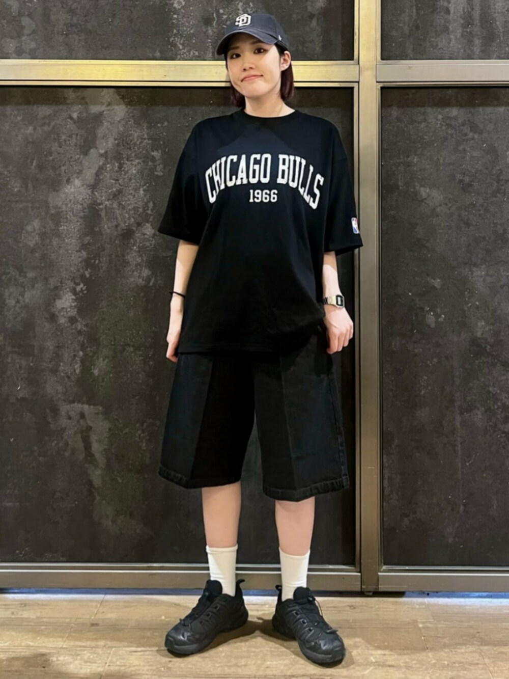 ブラック系のシャツ/ブラウス、ブラック系のTシャツ/カットソー、ブラック系のその他パンツを着用したレディースの夏コーディネートの4枚目の写真