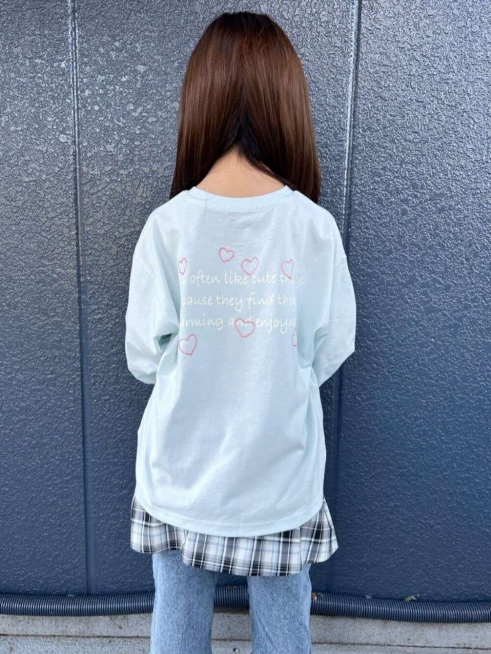 ブラック系のショルダーバッグ、ブルー系のデニムパンツ、ブラック系のシャツ/ブラウスを着用したキッズの春コーディネートの4枚目の写真