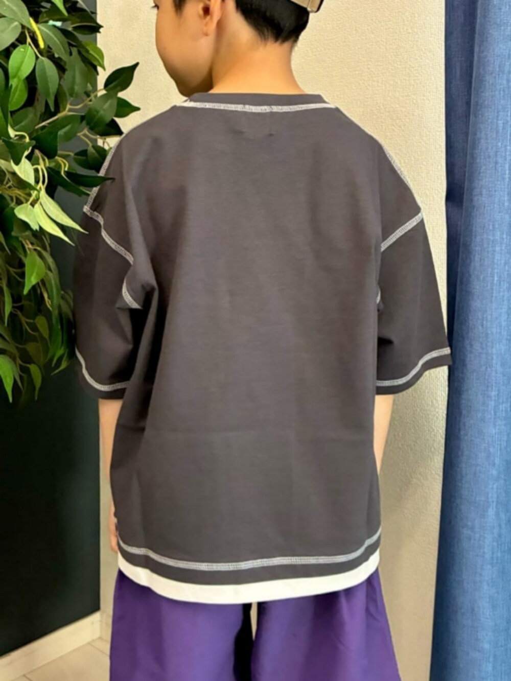 ブラック系のパーカー、ブラック系のTシャツ/カットソー、パープル系のその他パンツを着用したキッズの春コーディネートの7枚目の写真