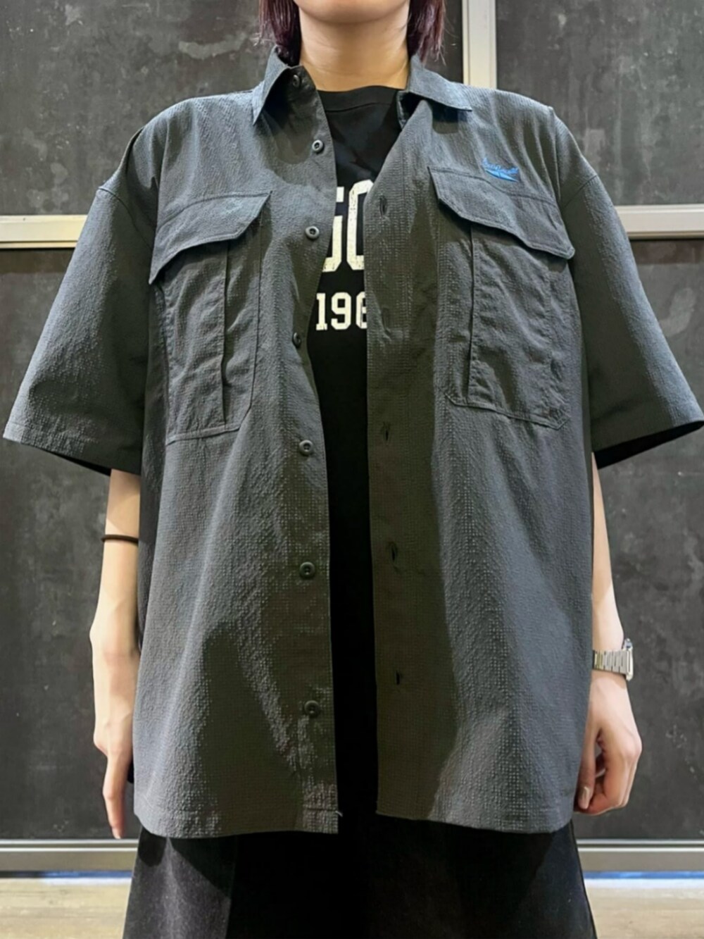 ブラック系のシャツ/ブラウス、ブラック系のTシャツ/カットソー、ブラック系のその他パンツを着用したレディースの夏コーディネートの6枚目の写真