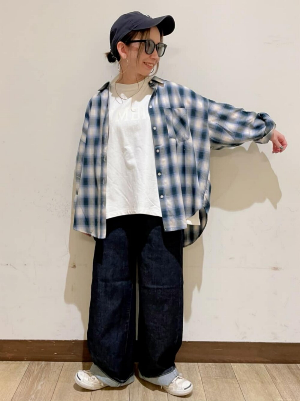 ブルー系のシャツ/ブラウス、ホワイト系のTシャツ/カットソー、ブルー系のデニムパンツを着用したレディースの秋コーディネートの5枚目の写真