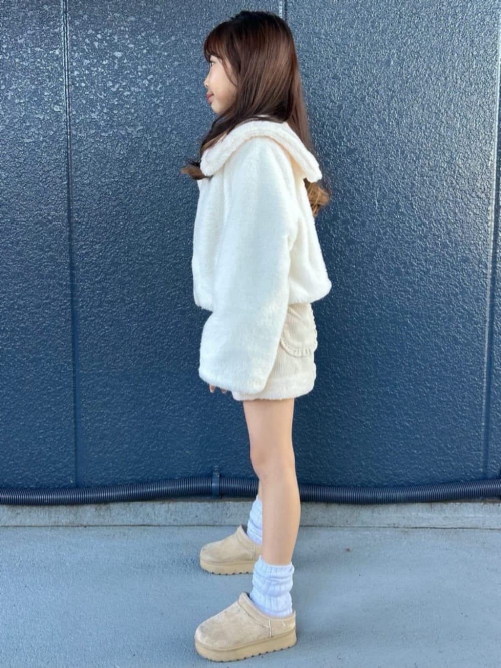 ホワイト系のトートバッグ、ブルー系のスウェット、ホワイト系のブルゾンを着用したキッズの冬コーディネートの3枚目の写真