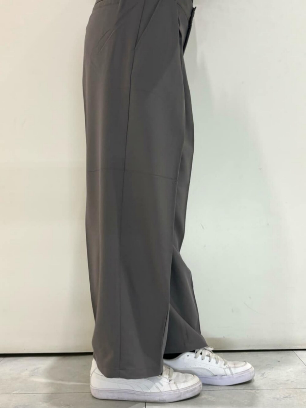 ブラック系のショルダーバッグ、グレー系のその他パンツ、ホワイト系のTシャツ/カットソーを着用したメンズの冬コーディネートの10枚目の写真