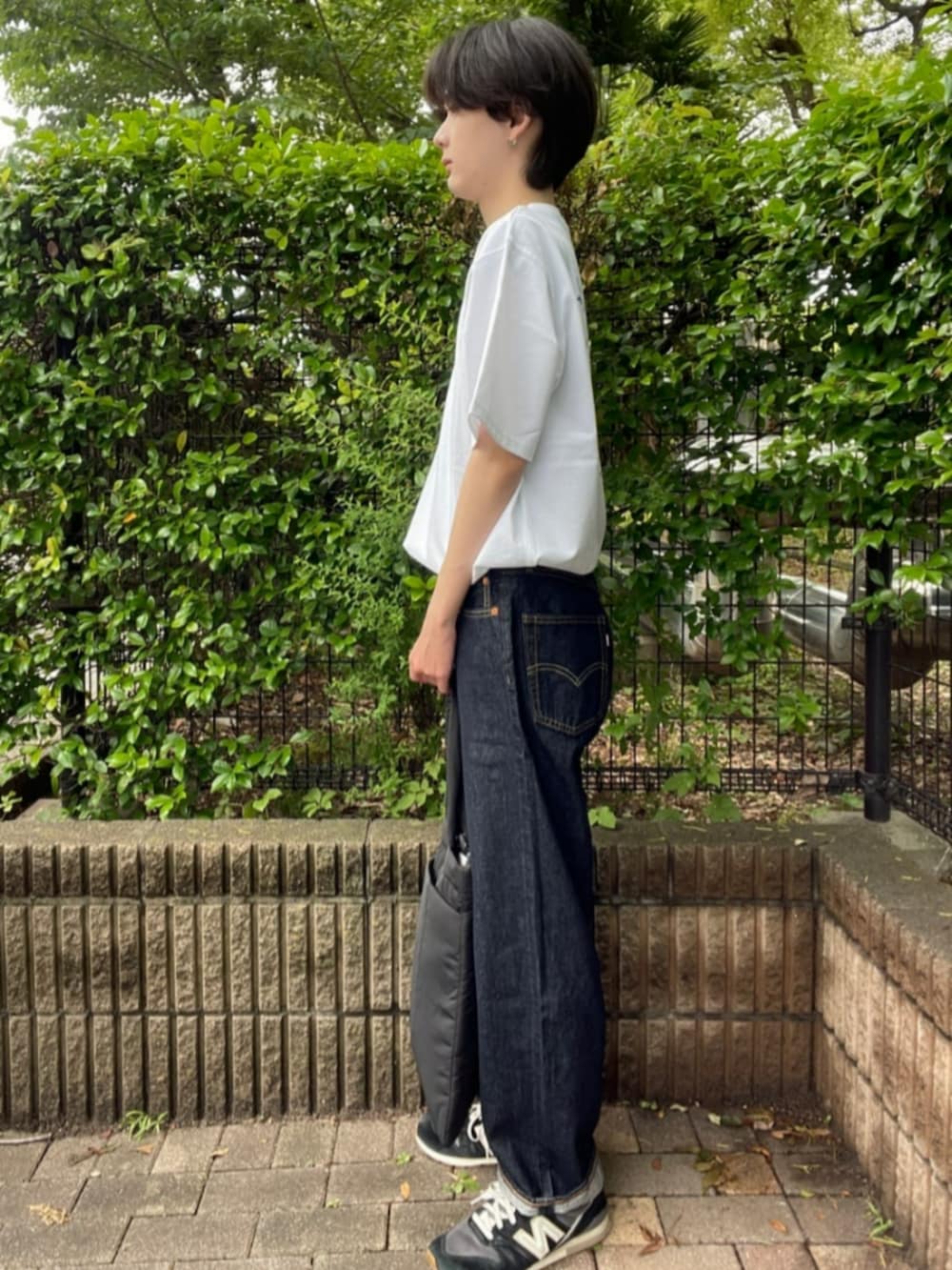 「夏コーデ、ジーンズ、デニム、ワイドパンツ、トートバッグ、メンズファッション、カジュアルコーデ、休日スタイル、ストリート、Levi's」｜「Levi'sの【Levi's】「578」バギー（デニムパンツ、ブルー系）」を使った、Rightonさん（メンズ・173cm）の夏コーディネートの4枚目の写真