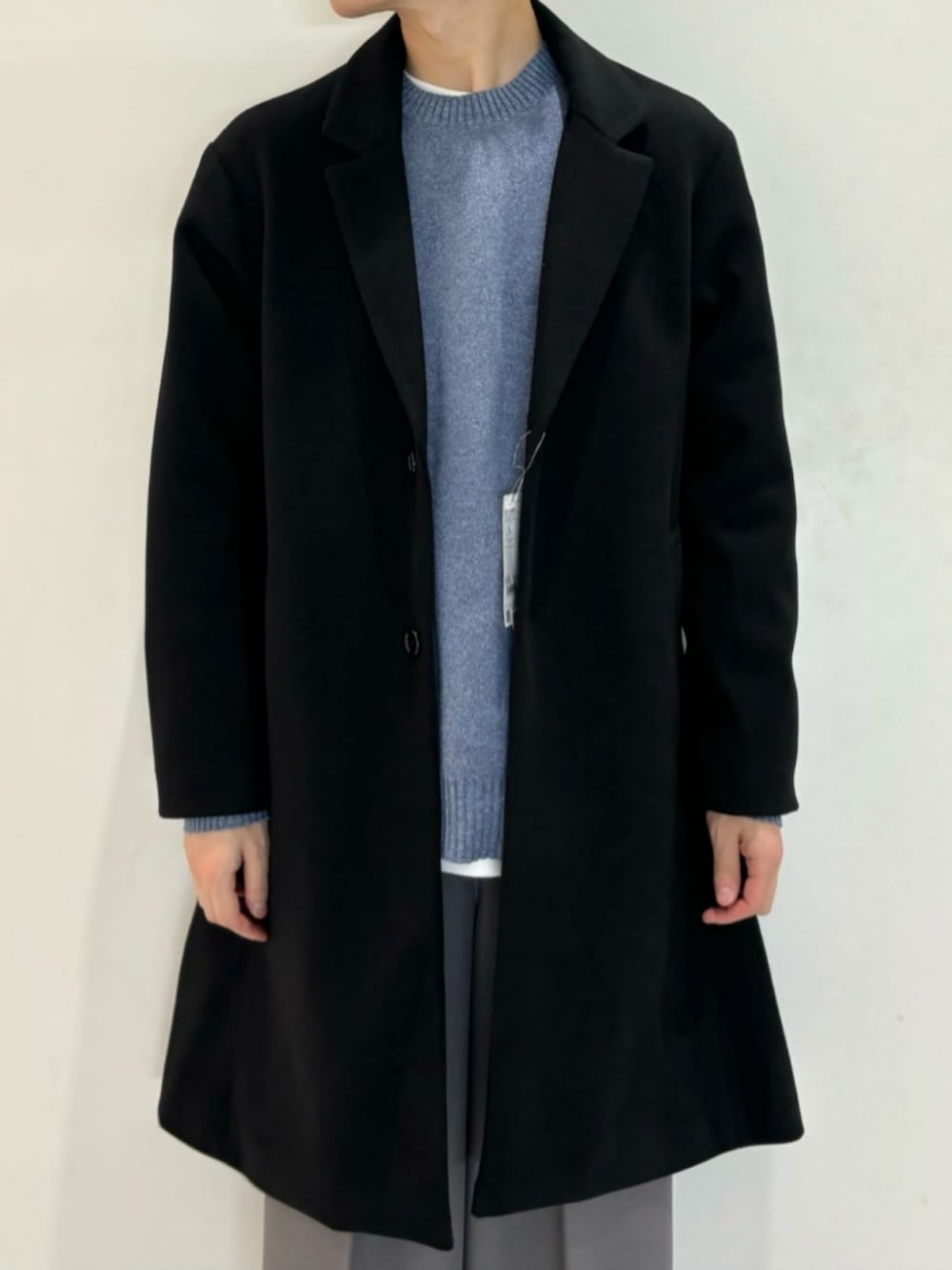 ブラック系のショルダーバッグ、グレー系のその他パンツ、ホワイト系のTシャツ/カットソーを着用したメンズの冬コーディネートの4枚目の写真