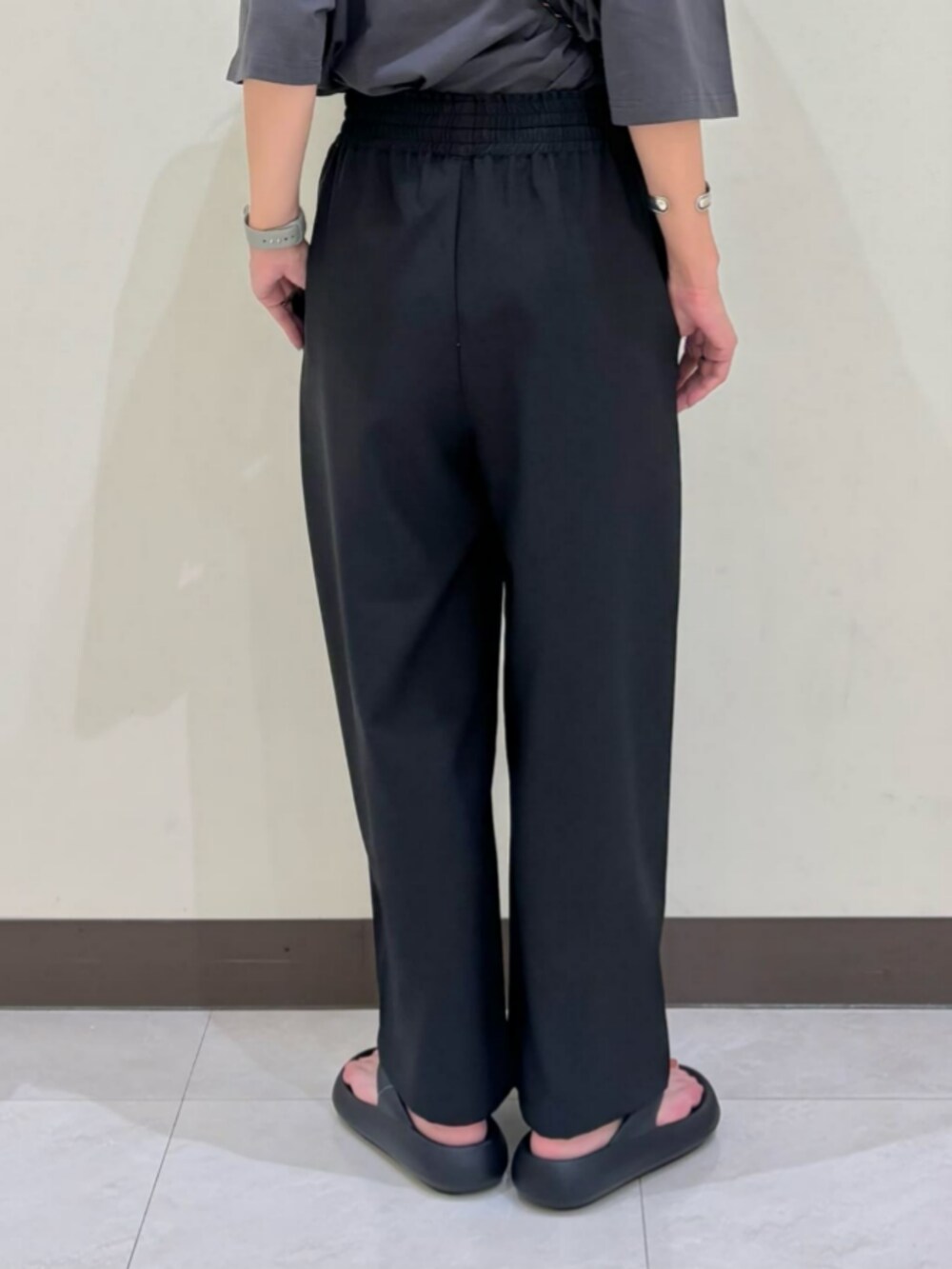 ブラック系のその他パンツ、その他のTシャツ/カットソー、グレー系のキャップを着用したレディースの夏コーディネートの8枚目の写真