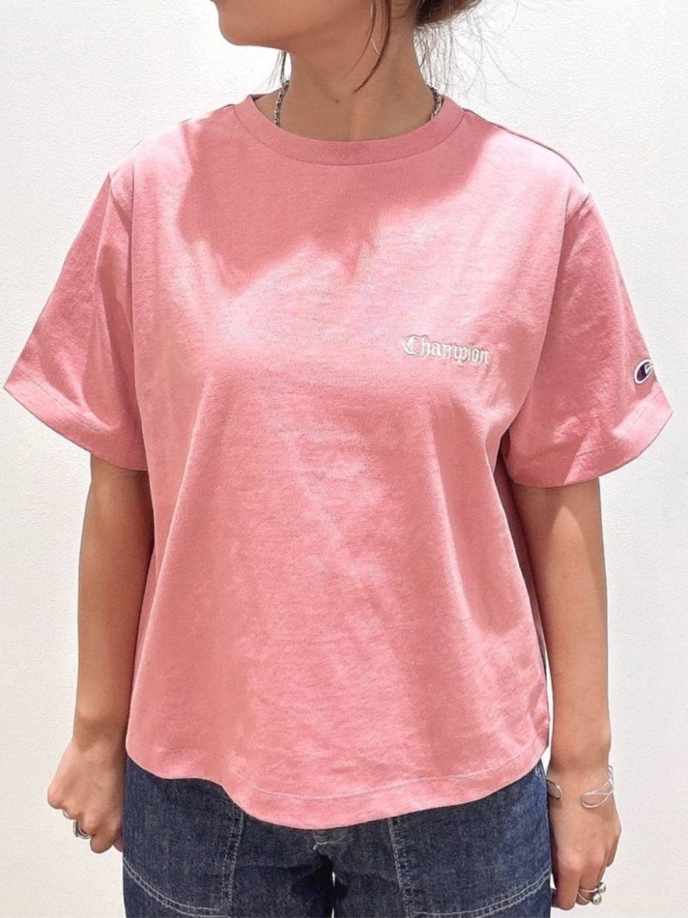 ベージュ系のその他パンツ、ブラック系のショルダーバッグ、レッド系のTシャツ/カットソーを着用したレディースの夏コーディネートの5枚目の写真