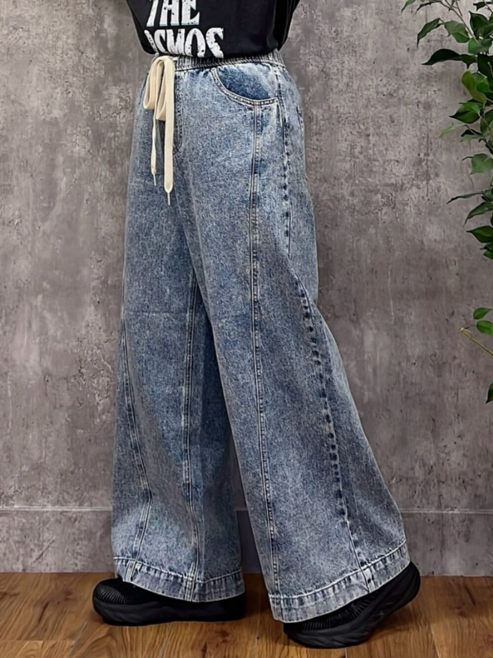 ブラック系のその他トップス、その他のTシャツ/カットソー、ブルー系のデニムパンツを着用したレディースの秋コーディネートの6枚目の写真