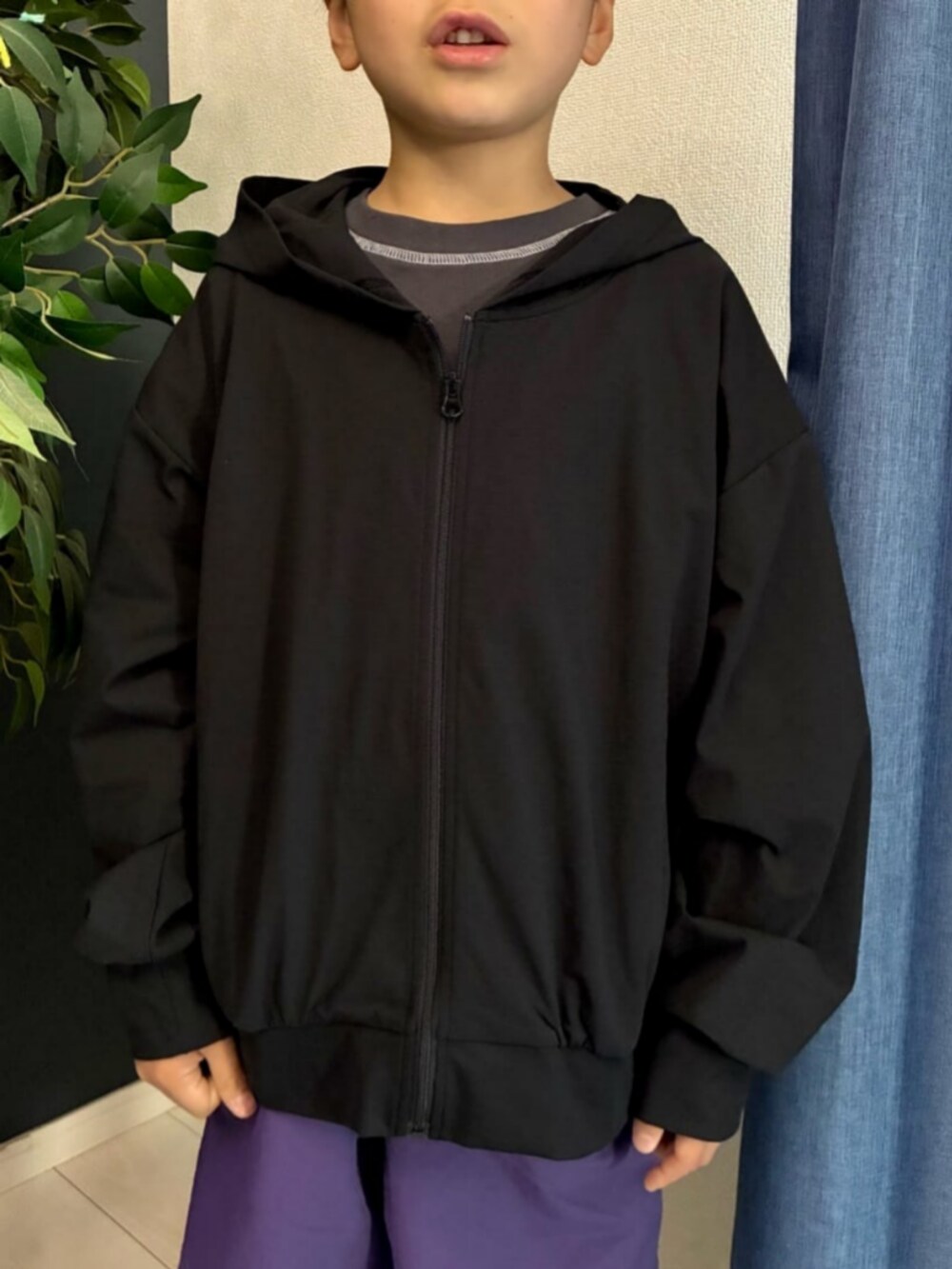 ブラック系のパーカー、ブラック系のTシャツ/カットソー、パープル系のその他パンツを着用したキッズの春コーディネートの4枚目の写真