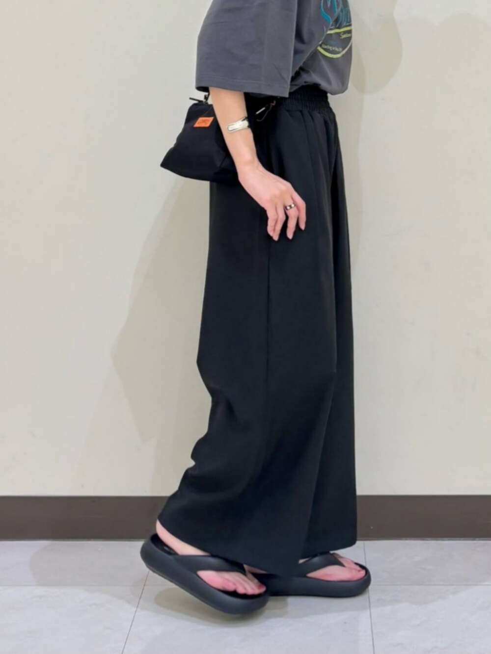 ブラック系のその他パンツ、その他のTシャツ/カットソー、グレー系のキャップを着用したレディースの夏コーディネートの7枚目の写真