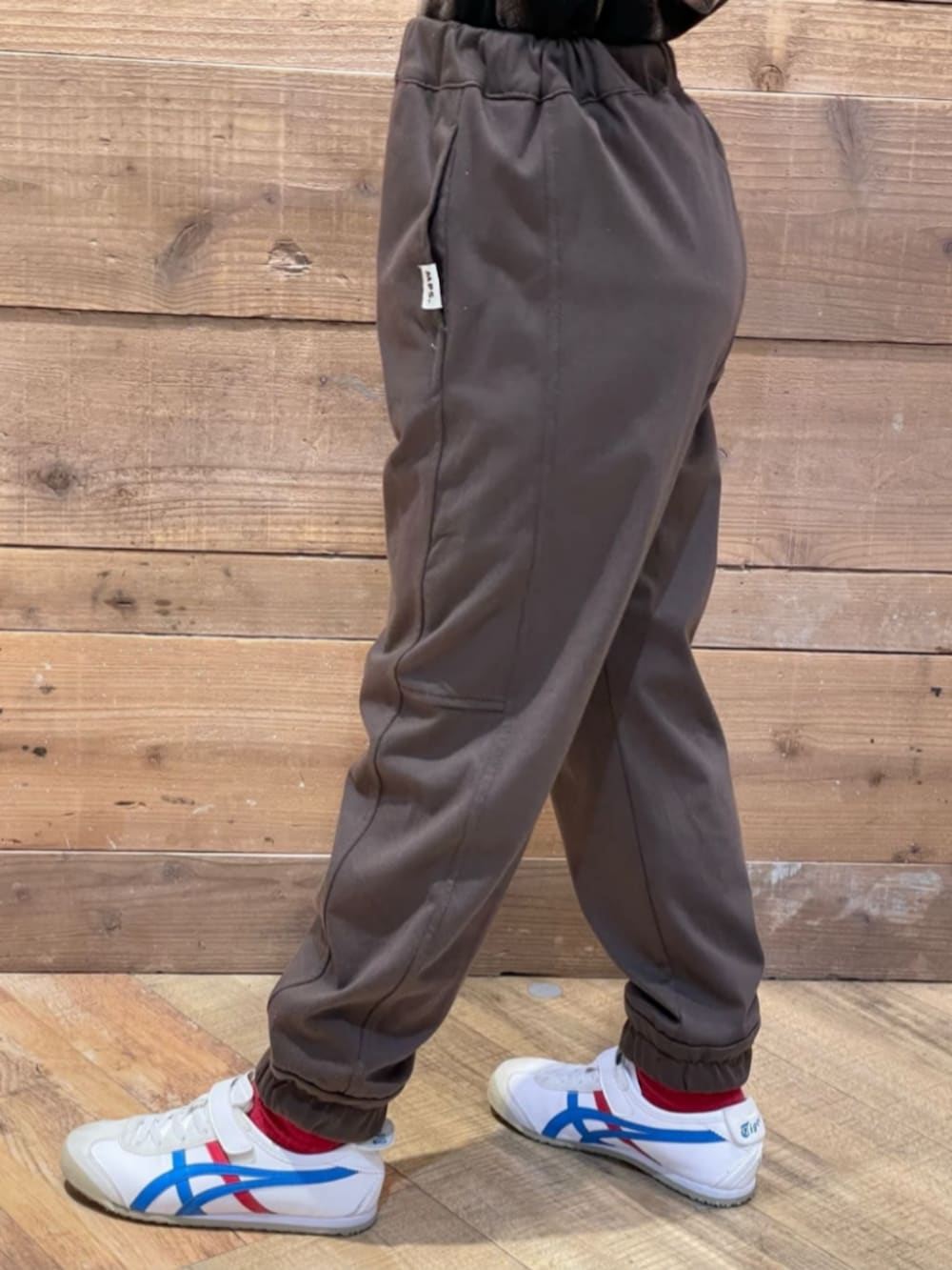 ベージュ系のシャツ/ブラウス、ブラック系のスウェット、ベージュ系のブルゾンを着用したキッズの秋コーディネートの9枚目の写真