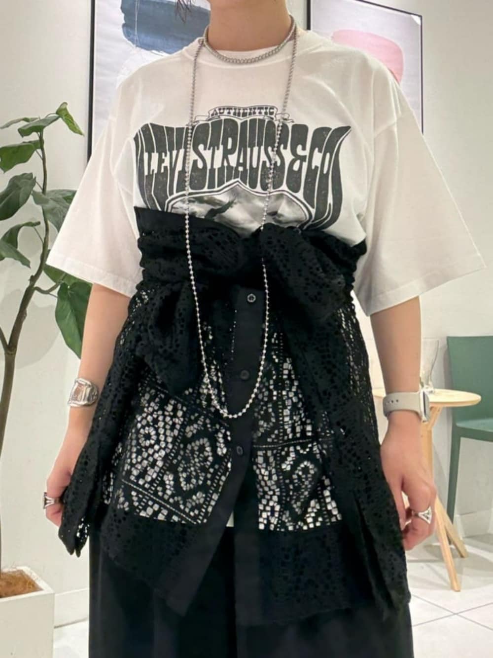 ブラック系のシャツ/ブラウス、ブラック系のその他パンツ、ホワイト系のTシャツ/カットソーを着用したレディースの夏コーディネートの4枚目の写真