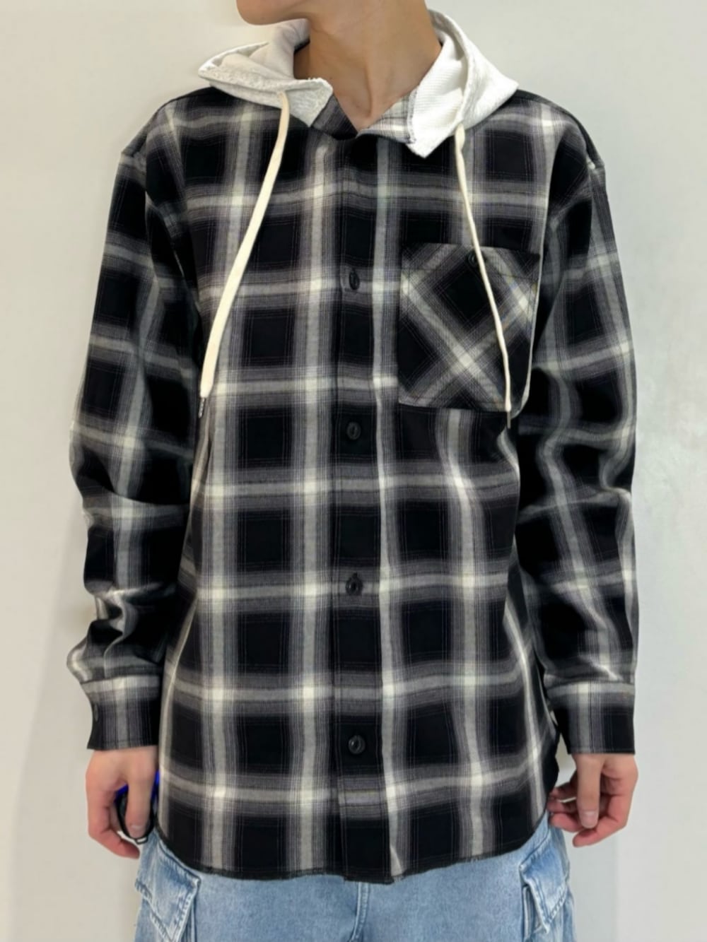 ブルー系のデニムパンツ、ブラック系のシャツ/ブラウス、グレー系のTシャツ/カットソーを着用したメンズの春コーディネートの8枚目の写真