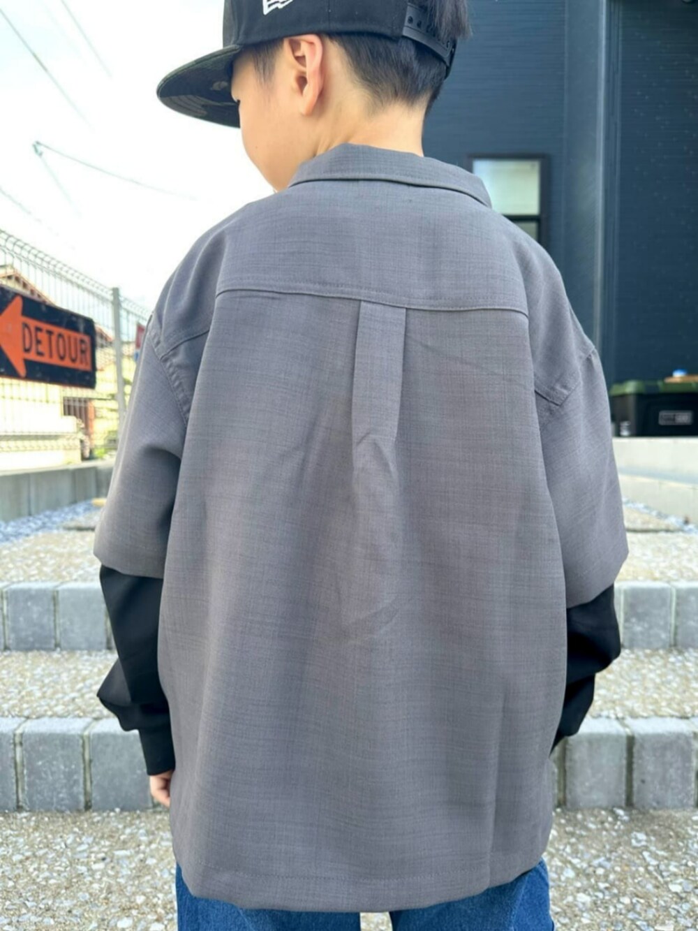 ブラック系のTシャツ/カットソー、グレー系のシャツ/ブラウスを着用したキッズの秋コーディネートの5枚目の写真