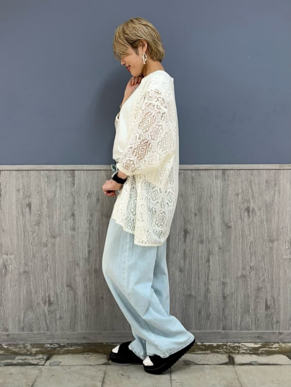 「夏コーデ、ジーンズ、ワイドパンツ、無地T、ブラウス、涼しい、透け感、デニムパンツ、デニム、40代ファッション、お出かけコーデ、Levi's、HONEYSUCKLE ROSE」｜「Right-onの【HONEYSUCKLE ROSE】ＰＵミニショルダー（ショルダーバッグ、シルバー系）」を使った、Rightonさん（レディース・163cm）の夏コーディネートの7枚目の写真