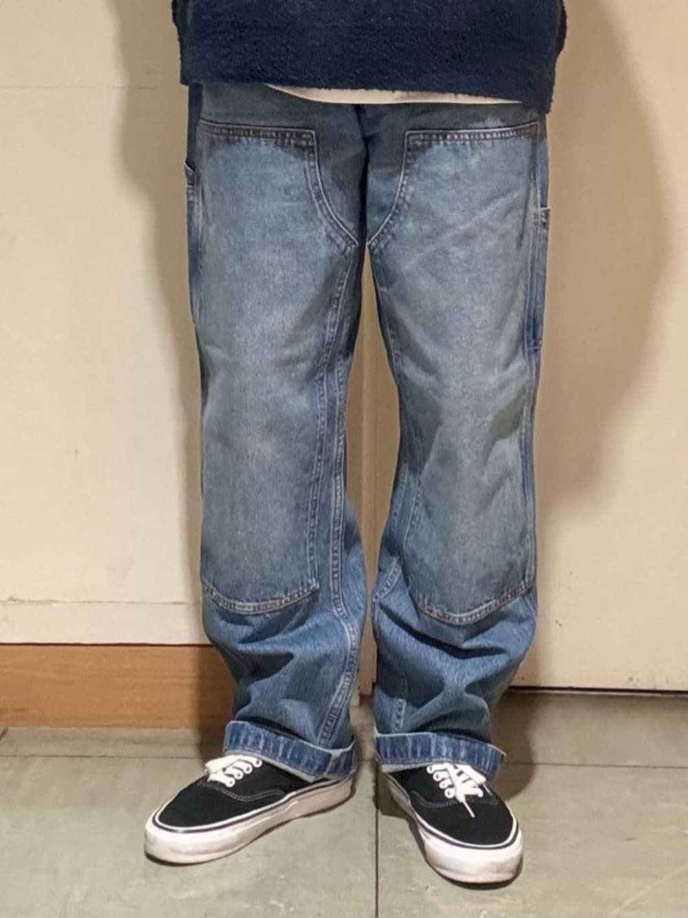 ブルー系のニット/セーター、ブルー系のスウェット、ブルー系のデニムパンツを着用したメンズの冬コーディネートの8枚目の写真