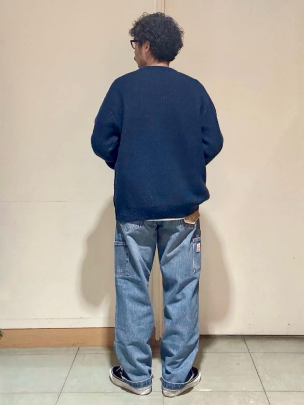 ブルー系のニット/セーター、ブルー系のスウェット、ブルー系のデニムパンツを着用したメンズの冬コーディネートの3枚目の写真