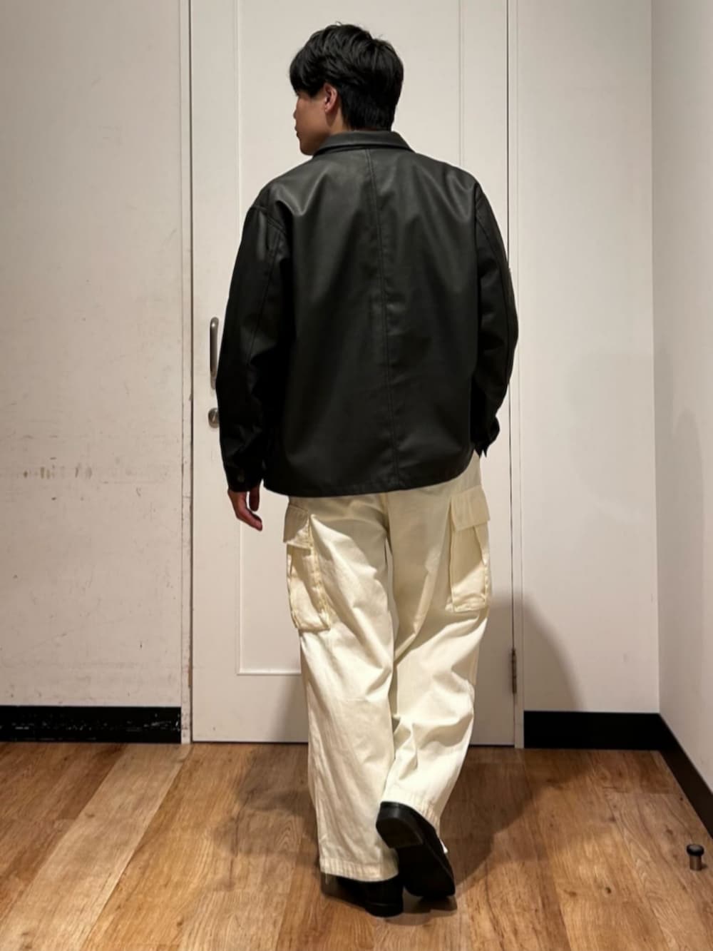 ブラック系のカバーオール、ホワイト系のカーゴパンツ、レッド系のTシャツ/カットソーを着用したメンズの冬コーディネートの3枚目の写真