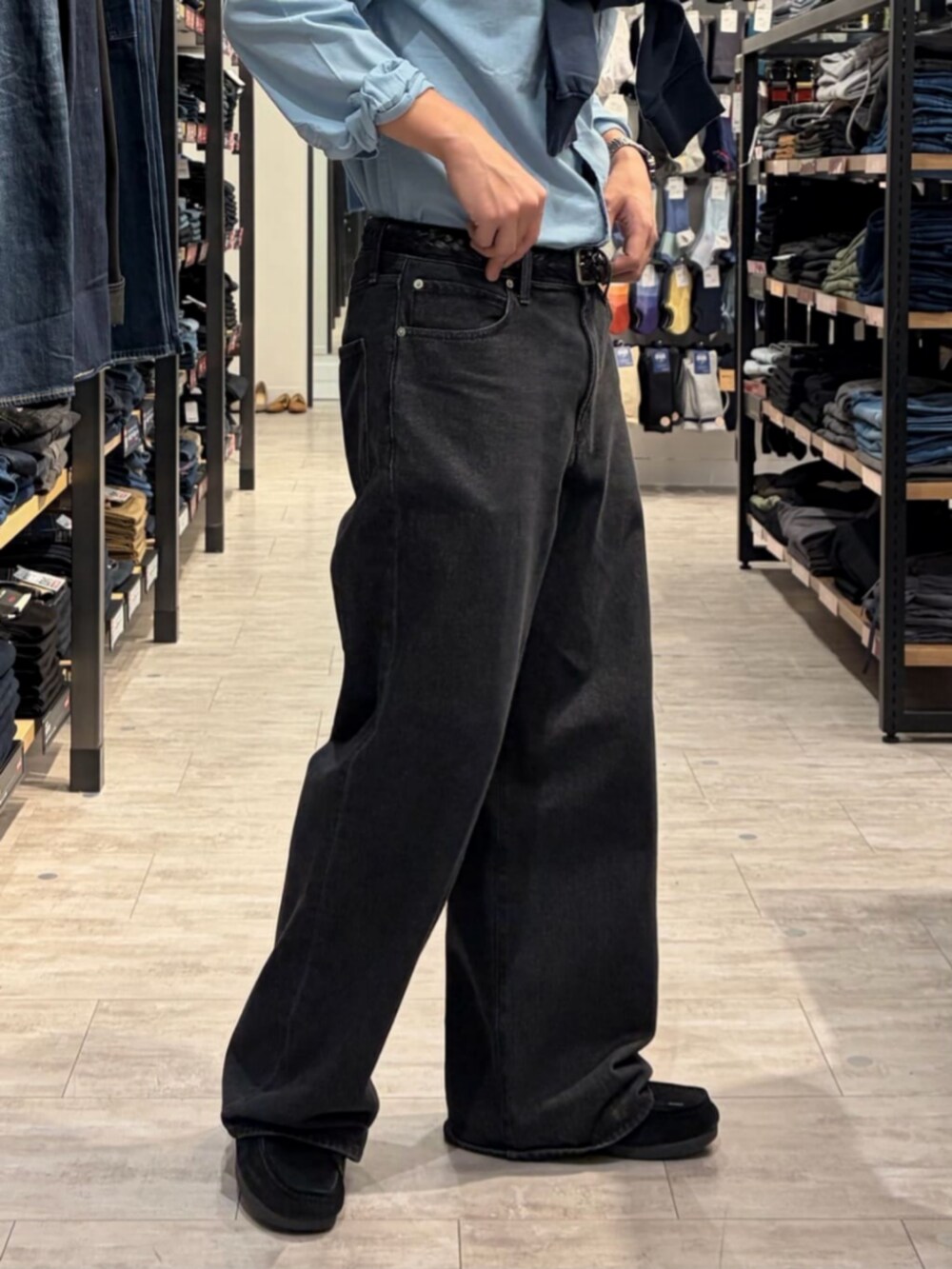ブルー系のデニムパンツ、ブルー系のシャツ/ブラウス、ブラック系のその他を着用したメンズの春コーディネートの8枚目の写真