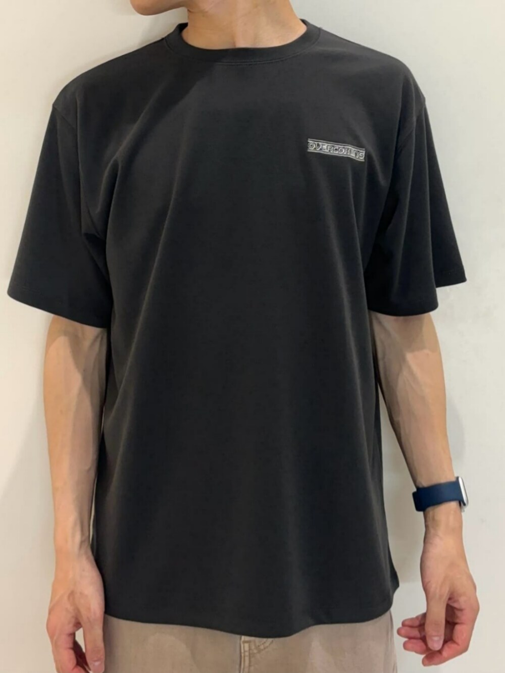 「夏コーデ、夏、ジーンズ、ワイドパンツ、Tシャツ、プリントT、バッグ、カジュアルコーデ、カジュアル、休日コーデ、休日スタイル、デニムパンツ、デニム」｜「Right-onの【HONEYSUCKLE ROSE】巾着ショルダー（ショルダーバッグ、ブラック系）」を使った、Rightonさん（メンズ・175cm）の夏コーディネートの5枚目の写真