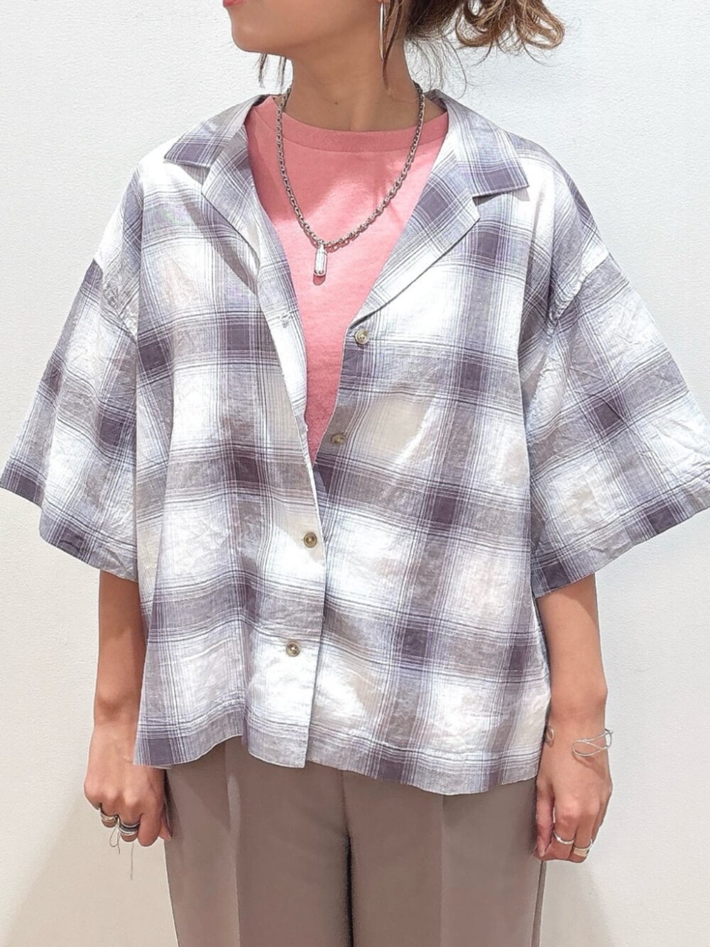 ベージュ系のその他パンツ、ブラック系のショルダーバッグ、レッド系のTシャツ/カットソーを着用したレディースの夏コーディネートの7枚目の写真