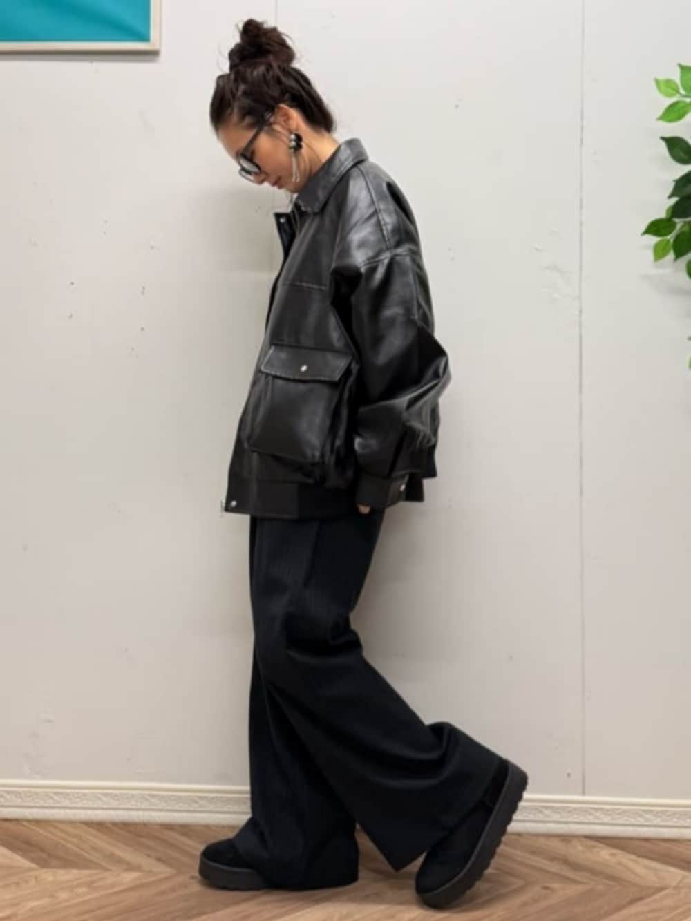 ブラック系のブルゾン、グレー系のTシャツ/カットソー、ブラック系のブーツを着用したレディースの冬コーディネートの2枚目の写真