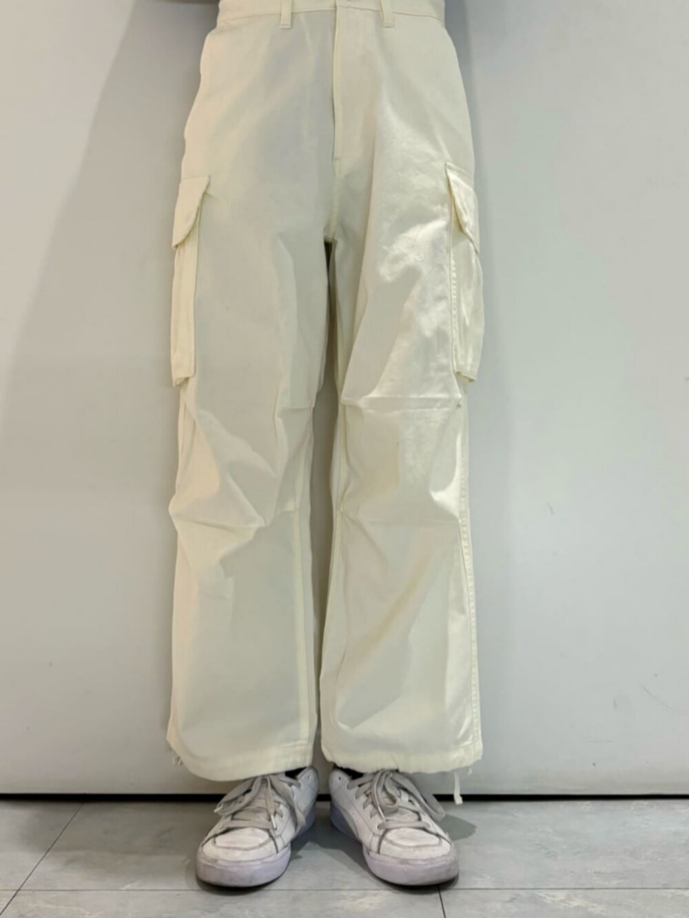 ブルー系のデニムジャケット、ホワイト系のその他パンツ、ブルー系のスウェットを着用したメンズの冬コーディネートの9枚目の写真