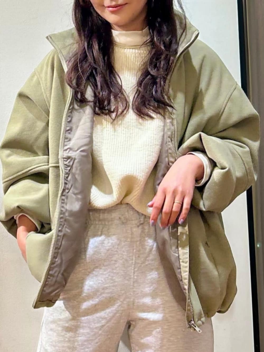 ホワイト系のTシャツ/カットソー、ホワイト系のニット/セーター、グレー系のスウェットパンツを着用したレディースの冬コーディネートの6枚目の写真