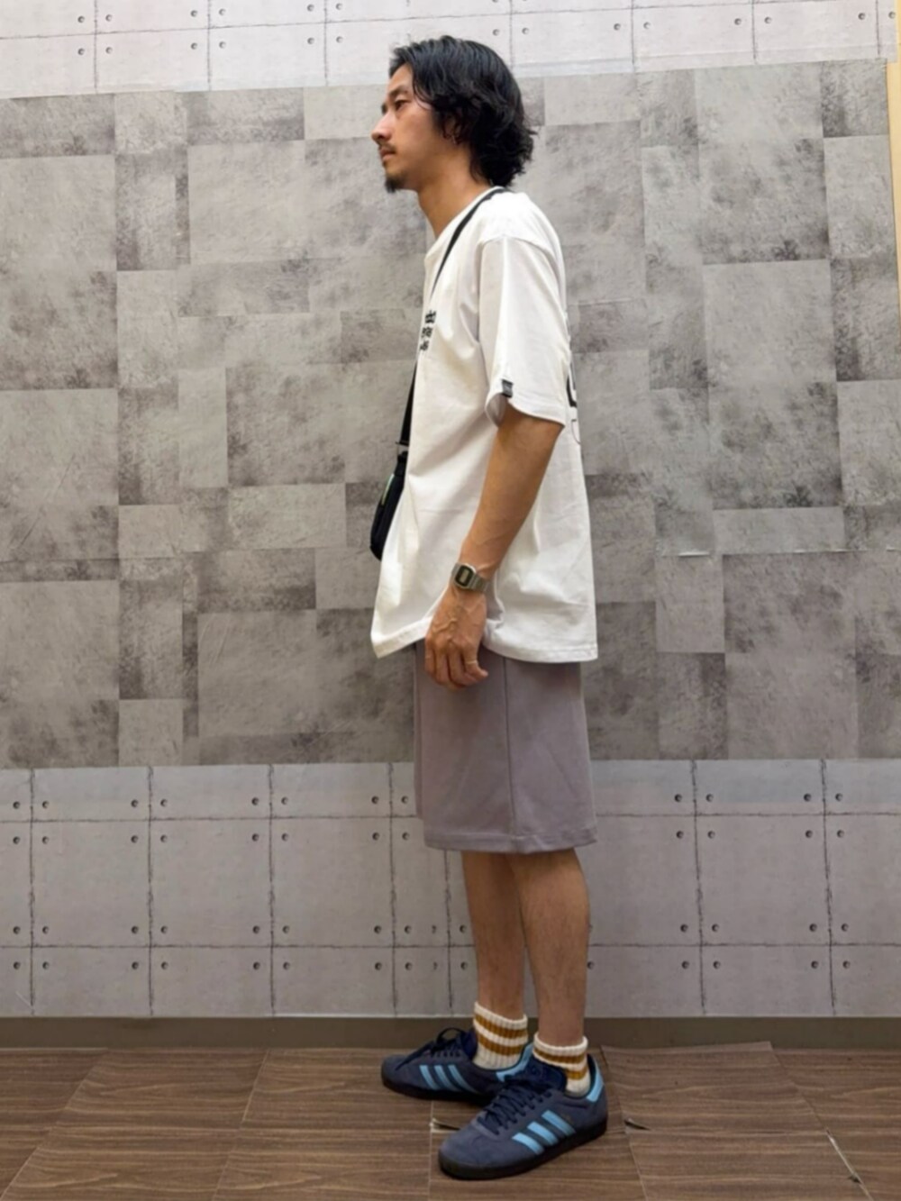 ホワイト系のTシャツ/カットソー、グレー系のその他パンツ、ブラック系のショルダーバッグを着用したメンズの夏コーディネートの2枚目の写真