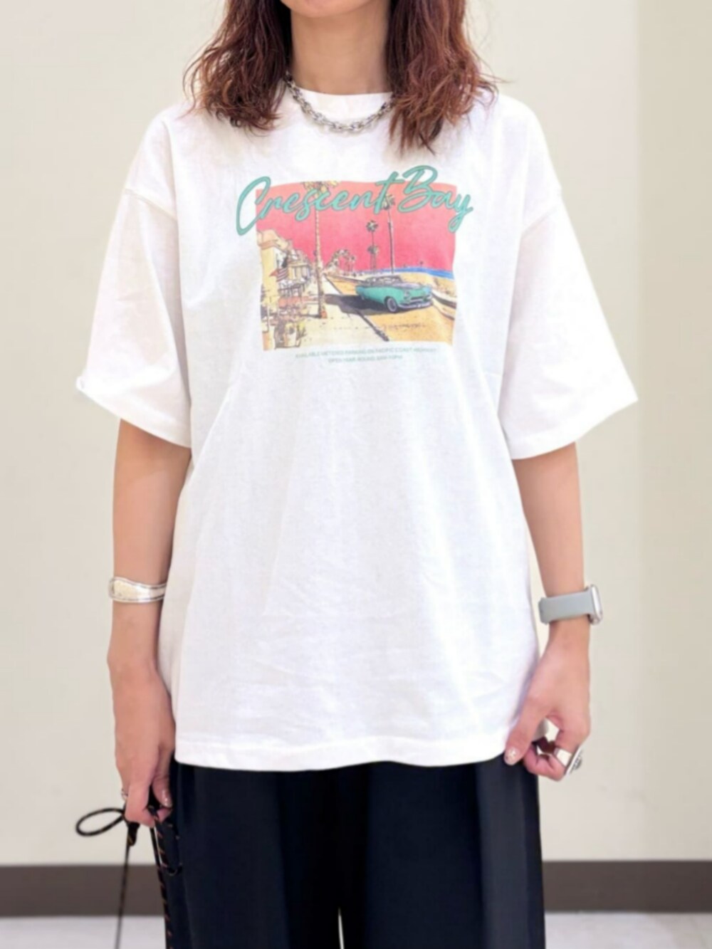 ブラック系のその他パンツ、その他のTシャツ/カットソー、グレー系のキャップを着用したレディースの夏コーディネートの4枚目の写真