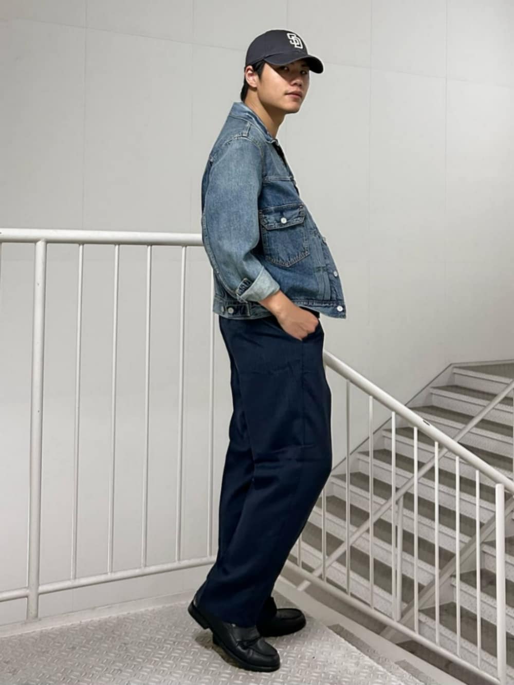 「Levi'sの【Levi's】「TYPE 2」トラッカージャケット（デニムジャケット、ブルー系）」を使った、Rightonさん（メンズ・175cm）の夏コーディネートの3枚目の写真