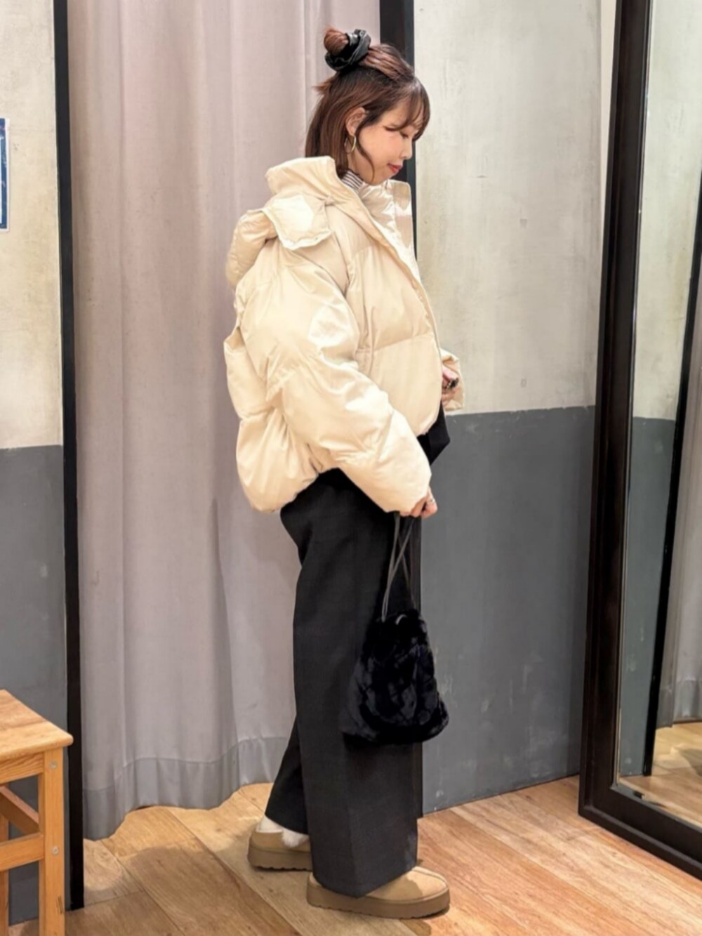 グレー系のその他パンツ、ホワイト系のダウンジャケット/コート、ブラック系のショルダーバッグを着用したレディースの冬コーディネートの2枚目の写真