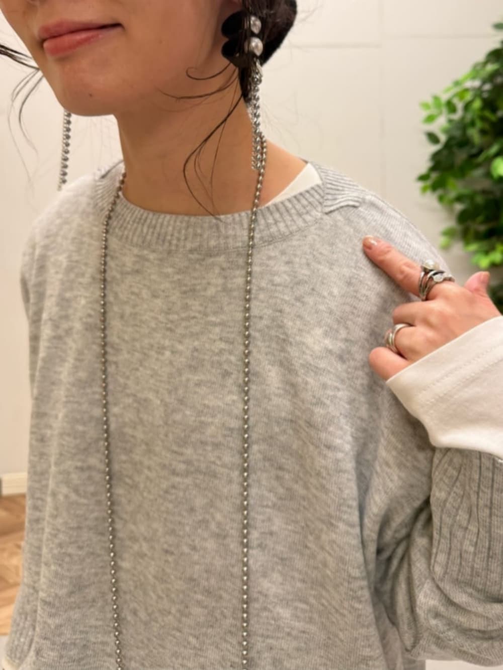 ホワイト系のTシャツ/カットソー、ブルー系のデニムパンツ、ブラウン系のその他アウターを着用したレディースの冬コーディネートの8枚目の写真