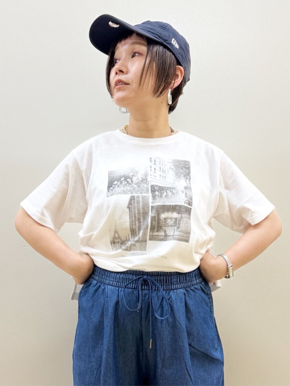 ブルー系のその他パンツ、ブラック系のトートバッグ、ホワイト系のTシャツ/カットソーを着用したレディースの夏コーディネートの8枚目の写真