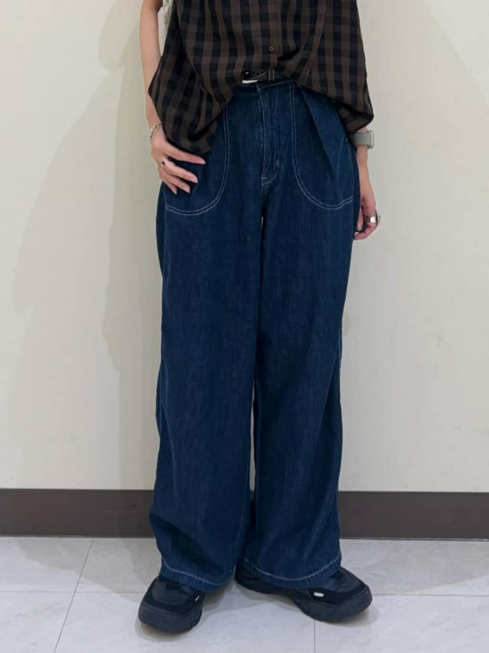 「着痩せ・細見え、ゆったり、ゆったりコーデ、カジュアル、カジュアルコーデ、イエベ、ジーンズ」|「Right-onの【HONEYSUCKLE ROSE】シアーチェックブラウス(シャツ/ブラウス、ブラウン系)」を使った、Rightonさん(レディース・164cm)の夏コーディネートの7枚目の写真