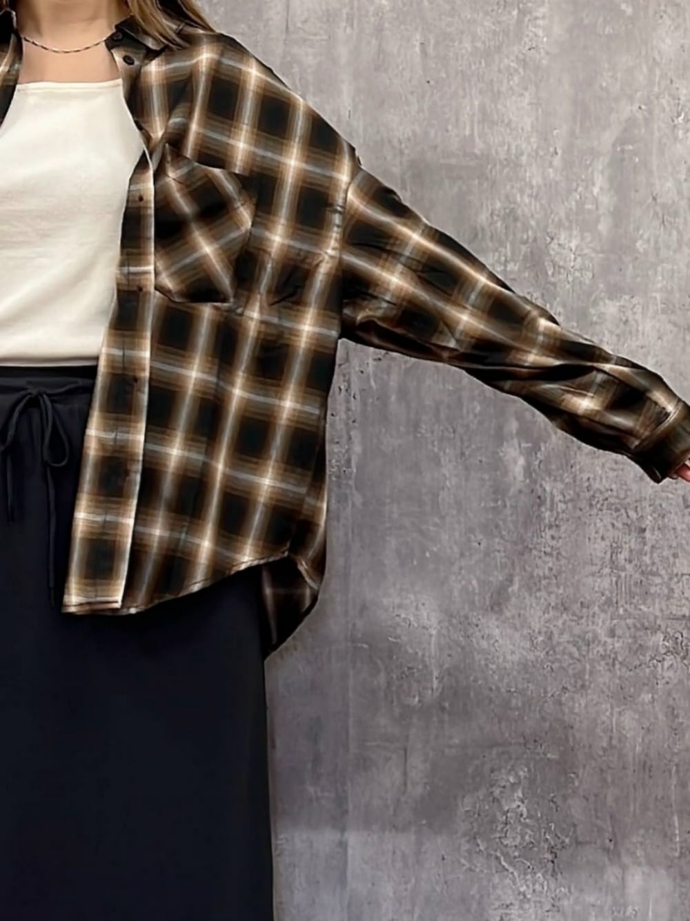 ブラック系のその他トップス、ブラウン系のシャツ/ブラウス、ホワイト系のスウェットパンツを着用したレディースの秋コーディネートの5枚目の写真