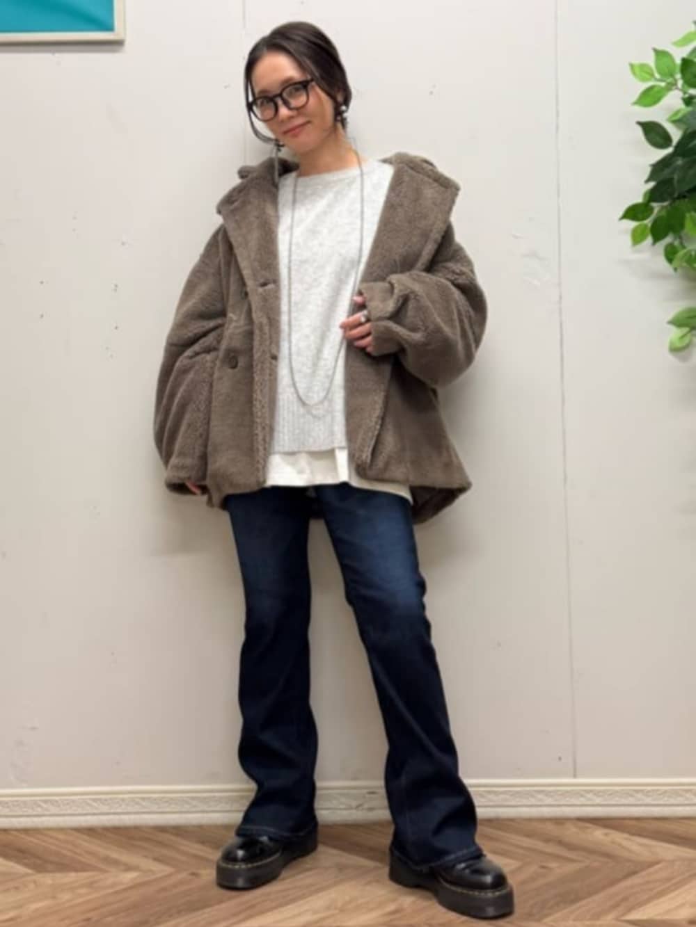 ホワイト系のTシャツ/カットソー、ブルー系のデニムパンツ、ブラウン系のその他アウターを着用したレディースの冬コーディネートの9枚目の写真