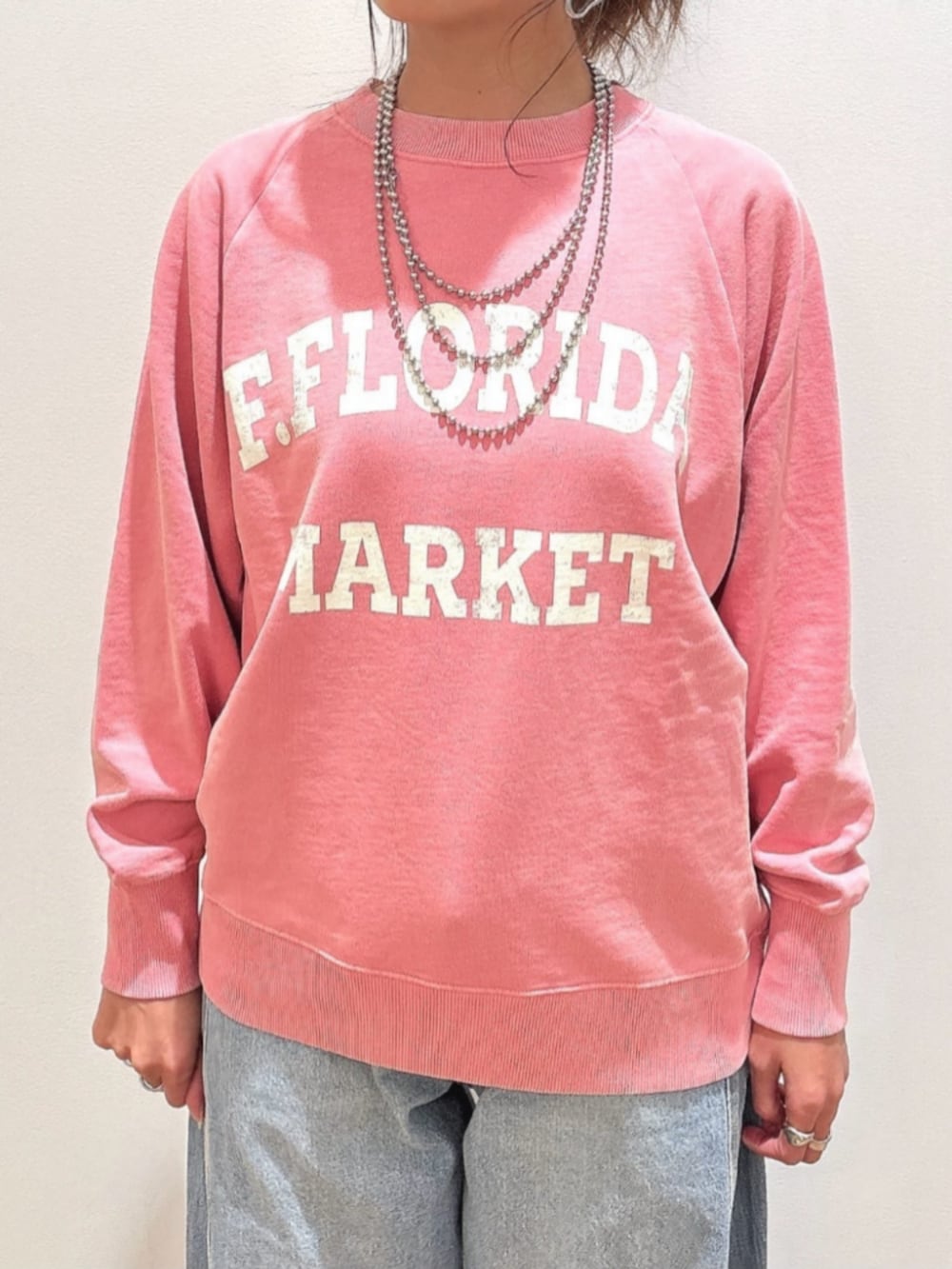 ピンク系のスウェット、ブルー系のその他トップス、ブルー系のデニムパンツを着用したレディースの冬コーディネートの4枚目の写真