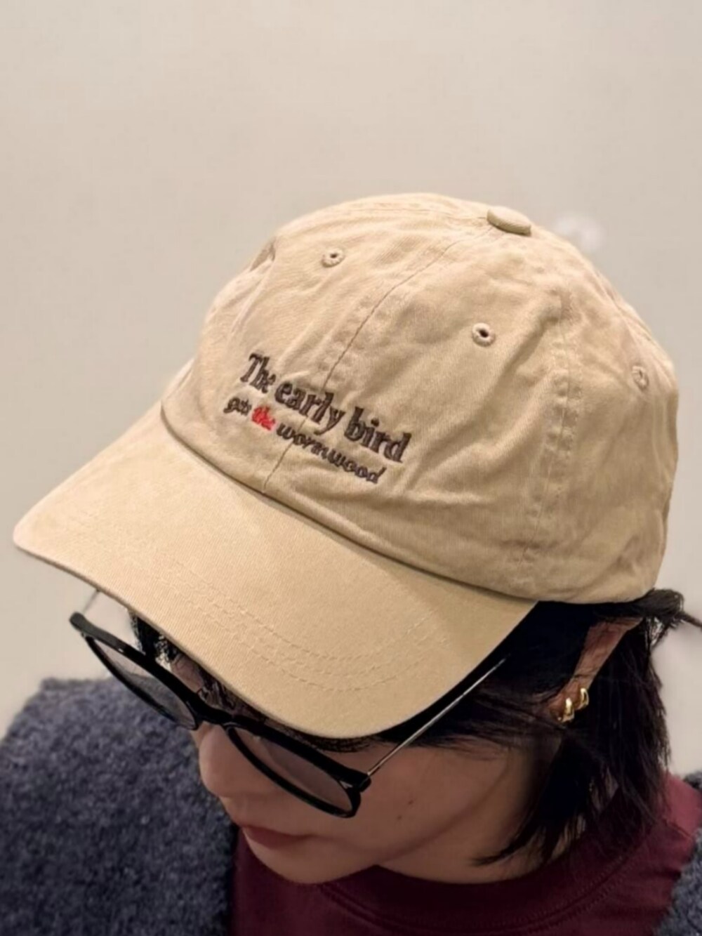 ブラウン系のその他パンツ、レッド系のTシャツ/カットソー、ブラック系のショルダーバッグを着用したレディースの秋コーディネートの8枚目の写真