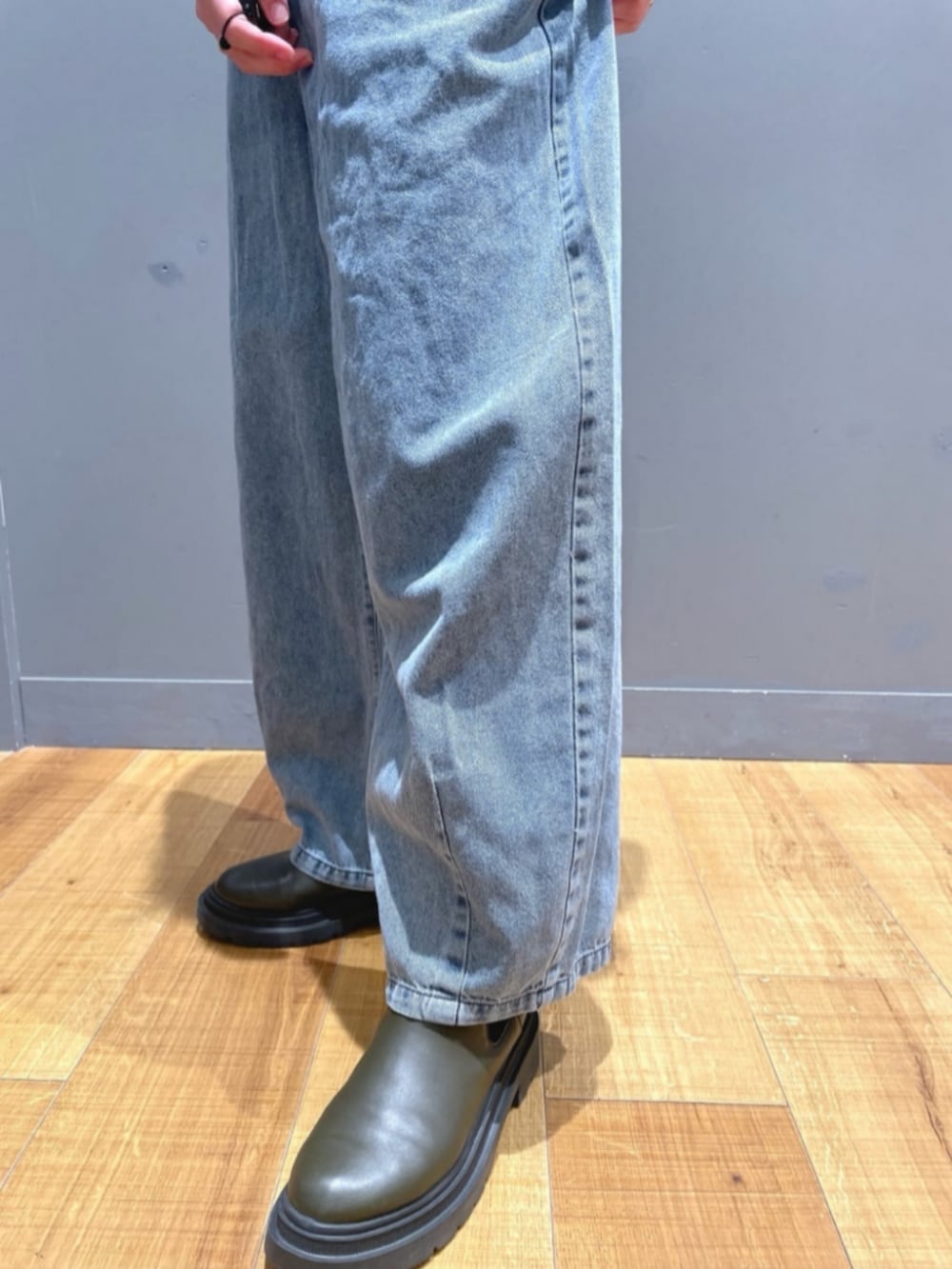 グレー系のパーカー、ブルー系のサロペット/オーバーオール、レッド系のキャップを着用したレディースの春コーディネートの10枚目の写真