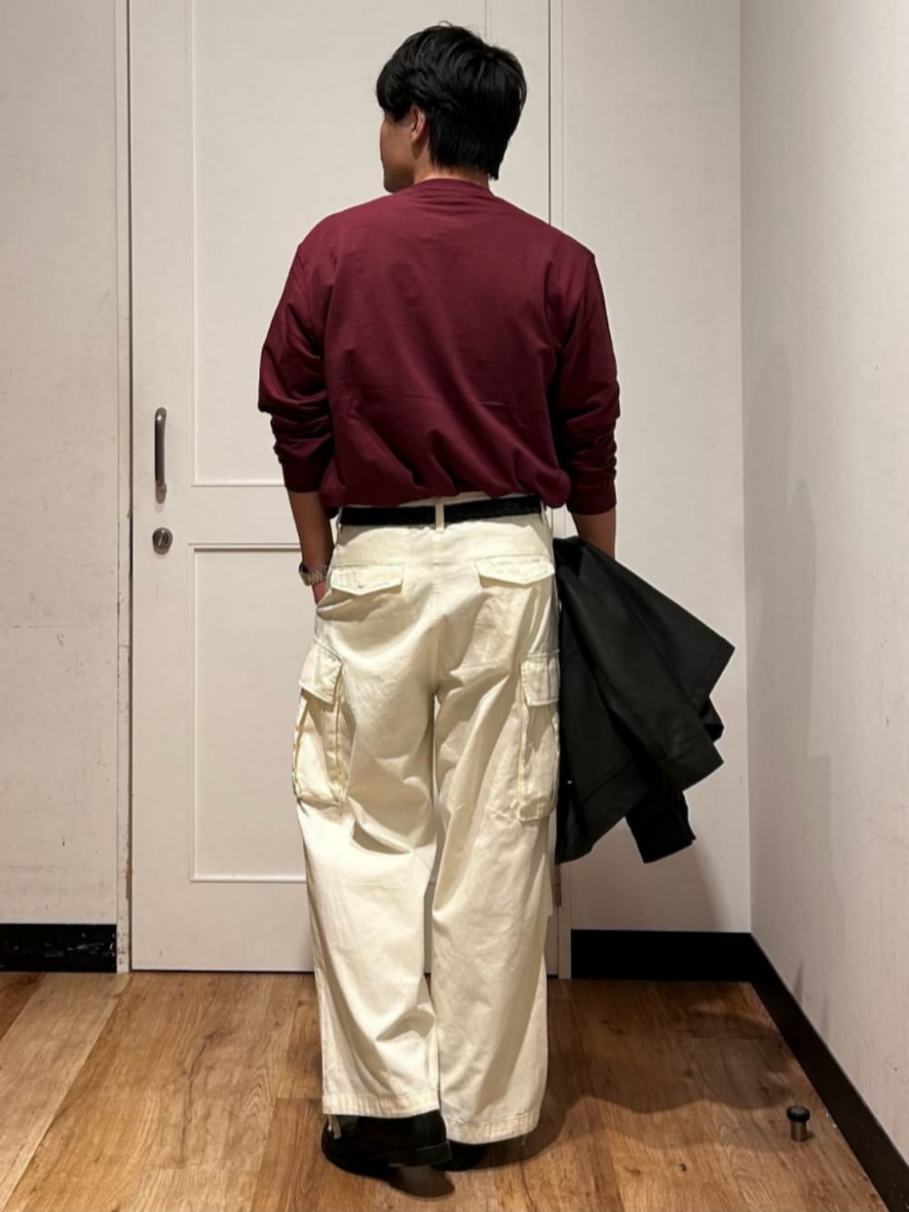 ブラック系のカバーオール、ホワイト系のカーゴパンツ、レッド系のTシャツ/カットソーを着用したメンズの冬コーディネートの8枚目の写真