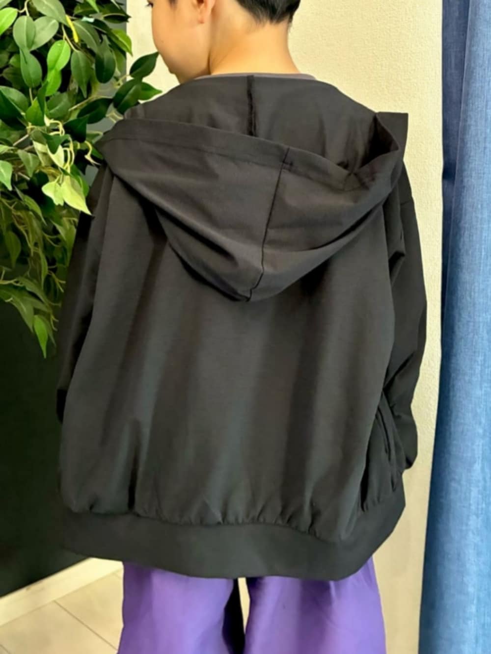 ブラック系のパーカー、ブラック系のTシャツ/カットソー、パープル系のその他パンツを着用したキッズの春コーディネートの5枚目の写真