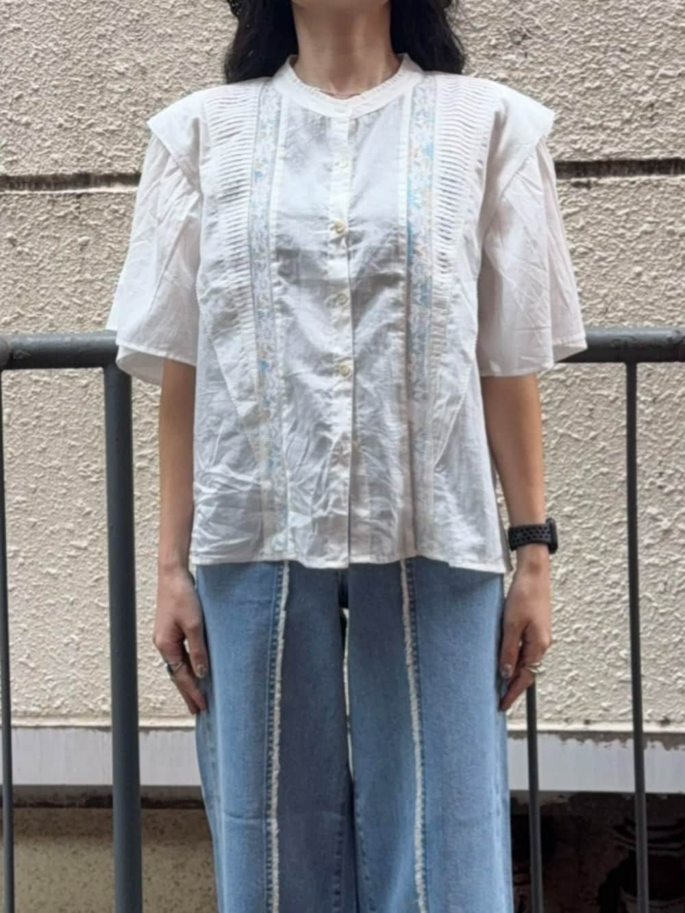 「夏コーデ、夏、ジーンズ、デニムパンツ、デニム、ワイドパンツ、ワイドデニム、ブラウス、ブラウス×デニム、ミニバッグ、ハット、透け感、カジュアル、SOMETHING、HONEYSUCKLE ROSE」｜「SOMETHINGの【SOMETHING】「LISA」フリンジワイド（デニムパンツ、ブルー系）」を使った、Rightonさん（骨格ナチュラル・レディース・159cm）の夏コーディネートの6枚目の写真