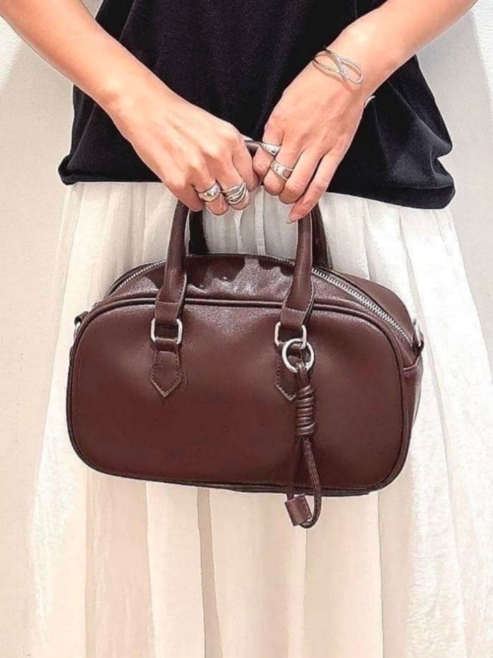 ブラウン系のショルダーバッグ、ブラウン系のその他アウター、グリーン系のニット/セーターを着用したレディースの冬コーディネートの9枚目の写真