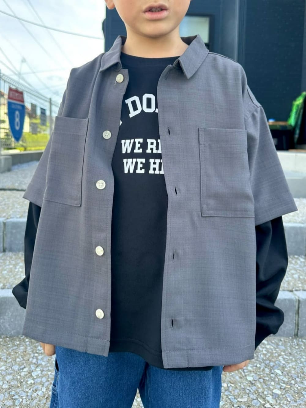 ブラック系のTシャツ/カットソー、グレー系のシャツ/ブラウスを着用したキッズの秋コーディネートの4枚目の写真