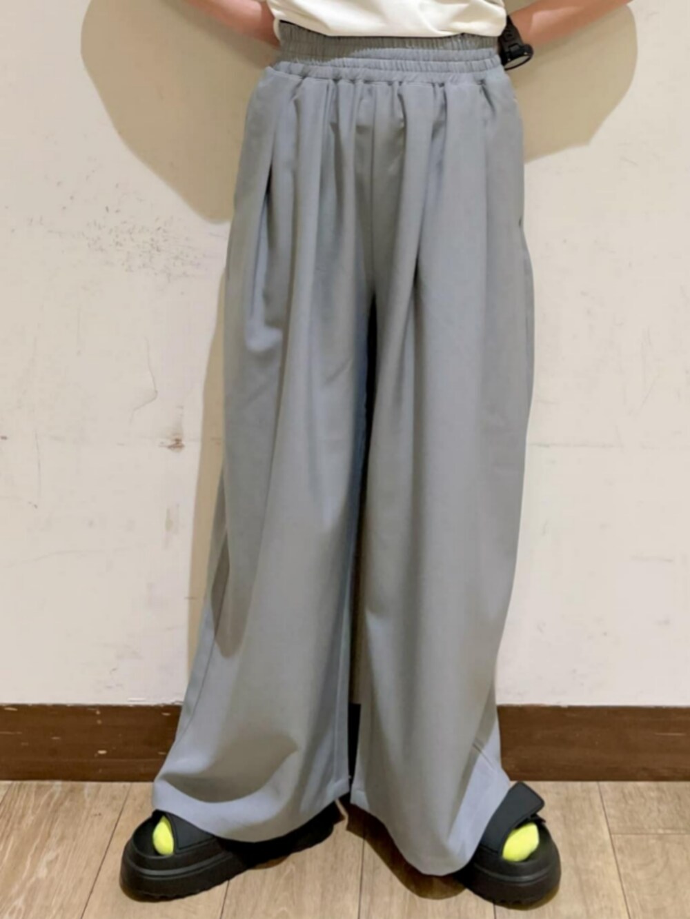 ブラック系のサンダル、ブラック系のシャツ/ブラウス、ホワイト系のTシャツ/カットソーを着用したレディースの夏コーディネートの10枚目の写真