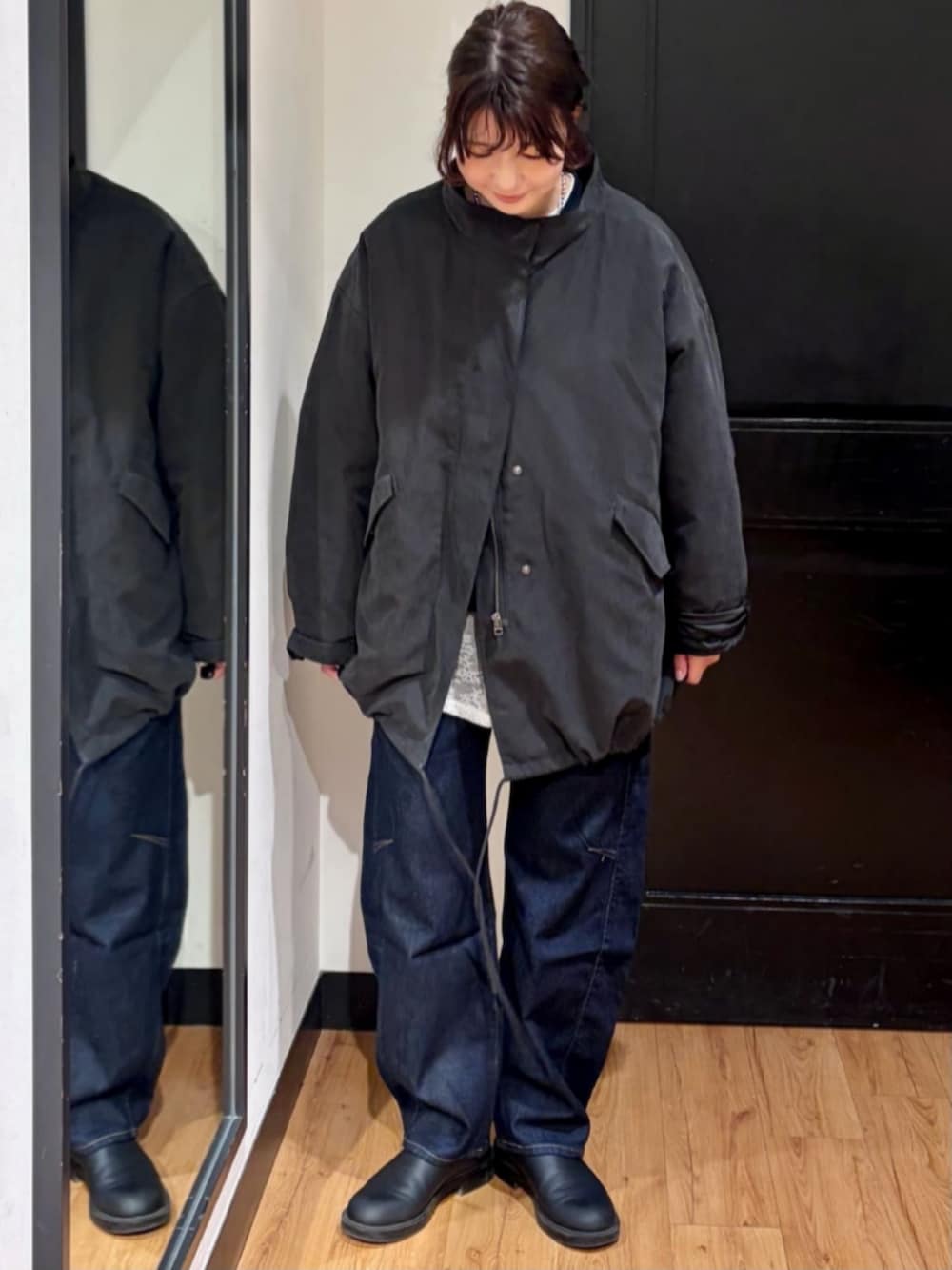 ブラウン系のショルダーバッグ、ブラック系のモッズコート、ブラック系のスウェットを着用したレディースの春コーディネートの7枚目の写真